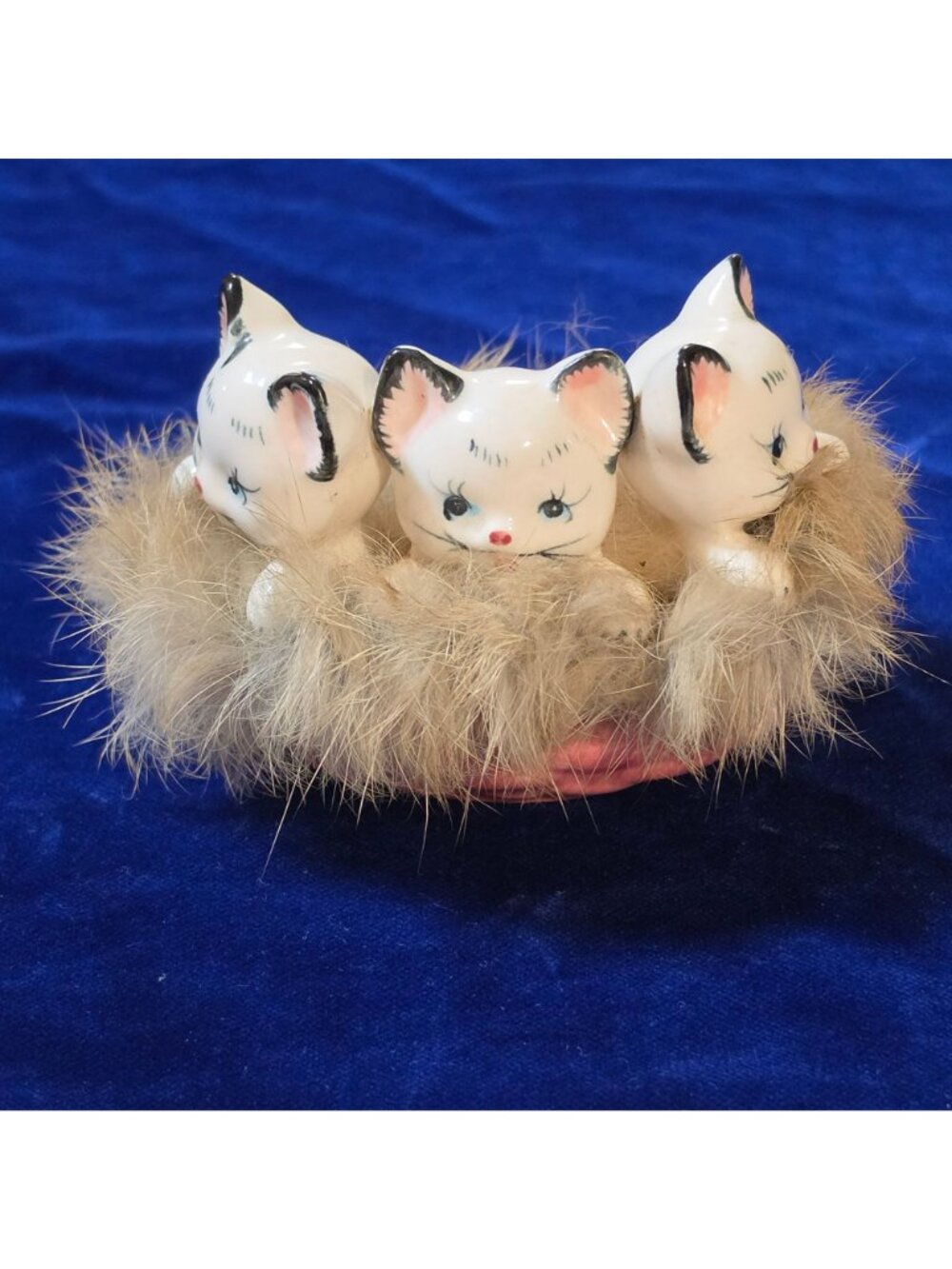 VTG 1950s Kitschy Ceramic 3 Kittens in Pink Basket Figurine Real Rabbit Fur Japa - Picture 2 of 13